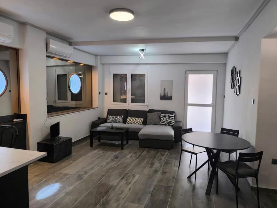 διαμέρισμα επάνω στο σταθμός Apartment in Athens
