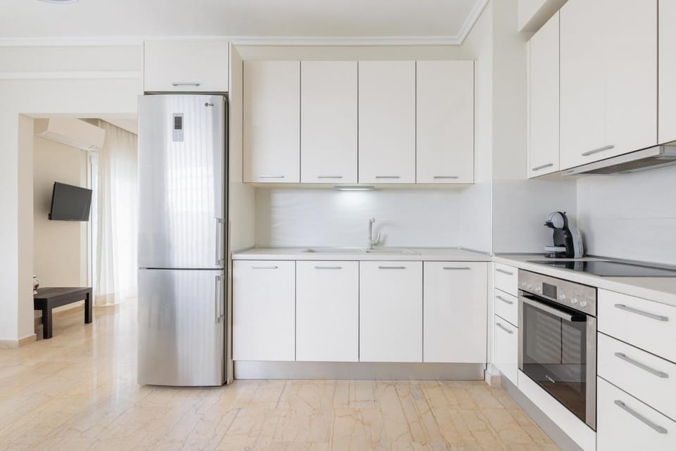 Coffee/tea facilities, oven, stove