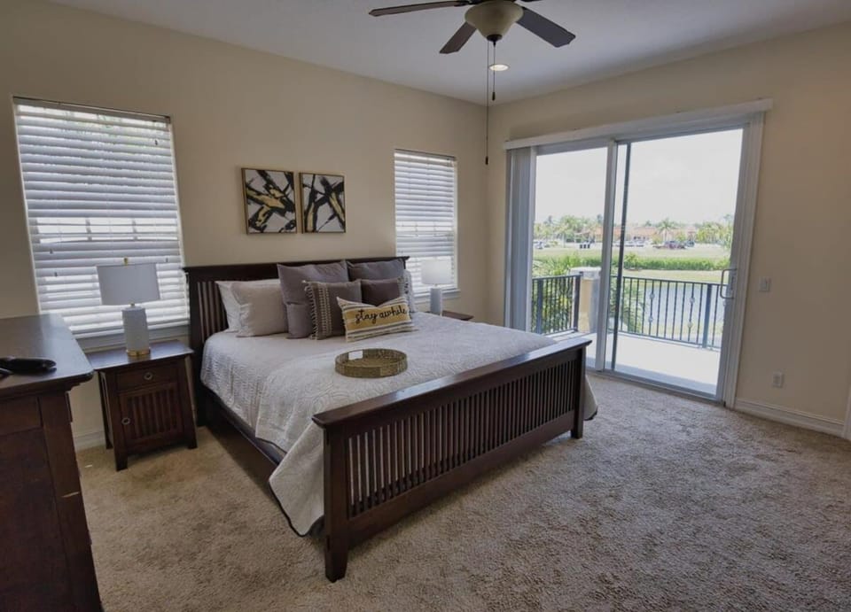 Luxury Townhouse Minutes from Beach and Downtown House in Indian Harbour Beach