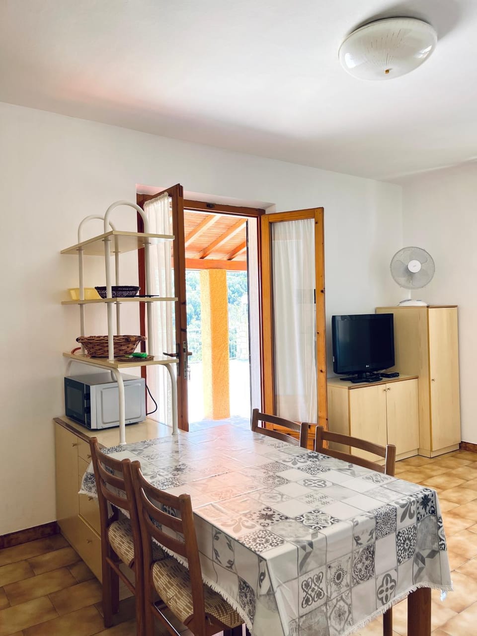 Communal lounge/ TV room, TV and multimedia, Kitchen or kitchenette, Living room, Seating area, Dining area, Evening entertainment, oven