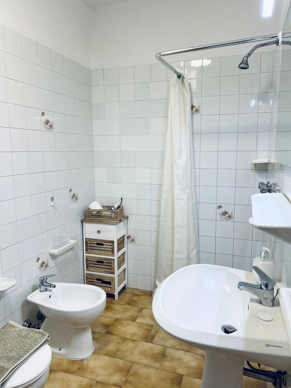 Shower, Toilet, Bathroom, bidet, towels