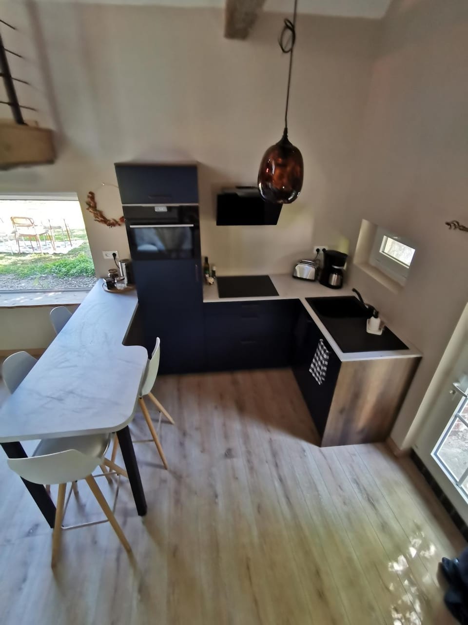 Kitchen or kitchenette, Dining area