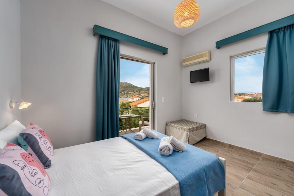 Bed, TV and multimedia, Bedroom, Mountain view, Sea view, towels, air conditioner
