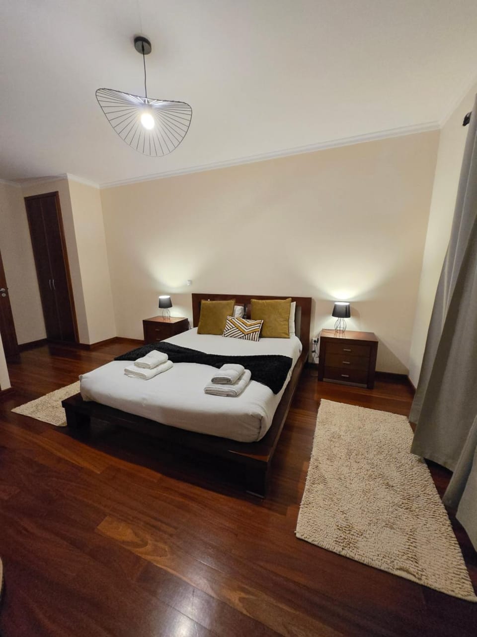 Bed, Bedroom, towels