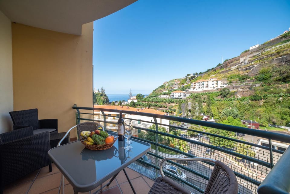 Natural landscape, View (from property/room), Balcony/Terrace, Food and drinks, Mountain view