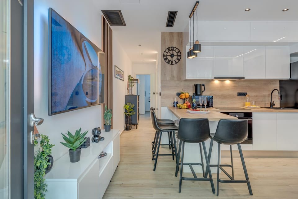 Kitchen or kitchenette, Dining area, oven, stove