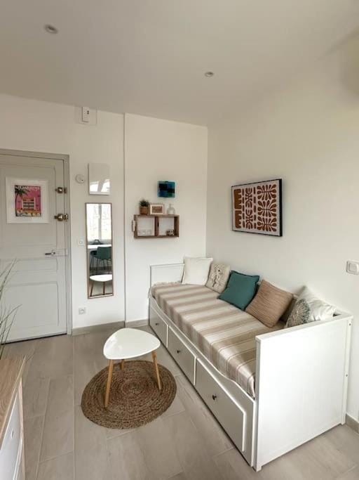 Studio Le Calypso les pieds dans l'eau 10 m mer Apartment in La Seyne-sur-Mer