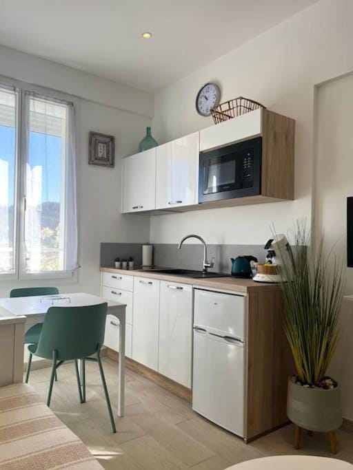 Studio Le Calypso les pieds dans l'eau 10 m mer Apartment in La Seyne-sur-Mer