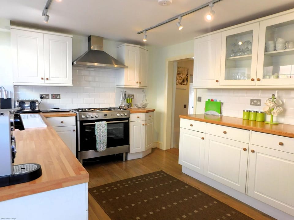 Coffee/tea facilities, Kitchen or kitchenette, dishwasher, oven, stove, toaster