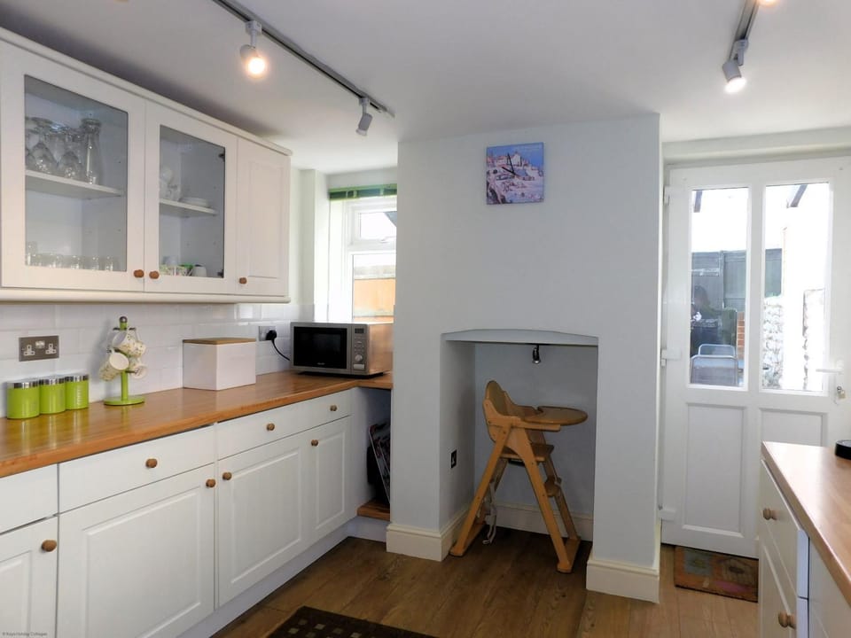 Coffee/tea facilities, Kitchen or kitchenette, Dining area, oven, stove, toaster