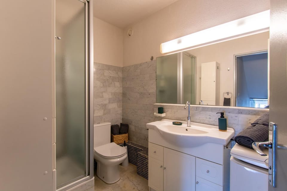 Shower, Toilet, Bathroom, Bath, towels