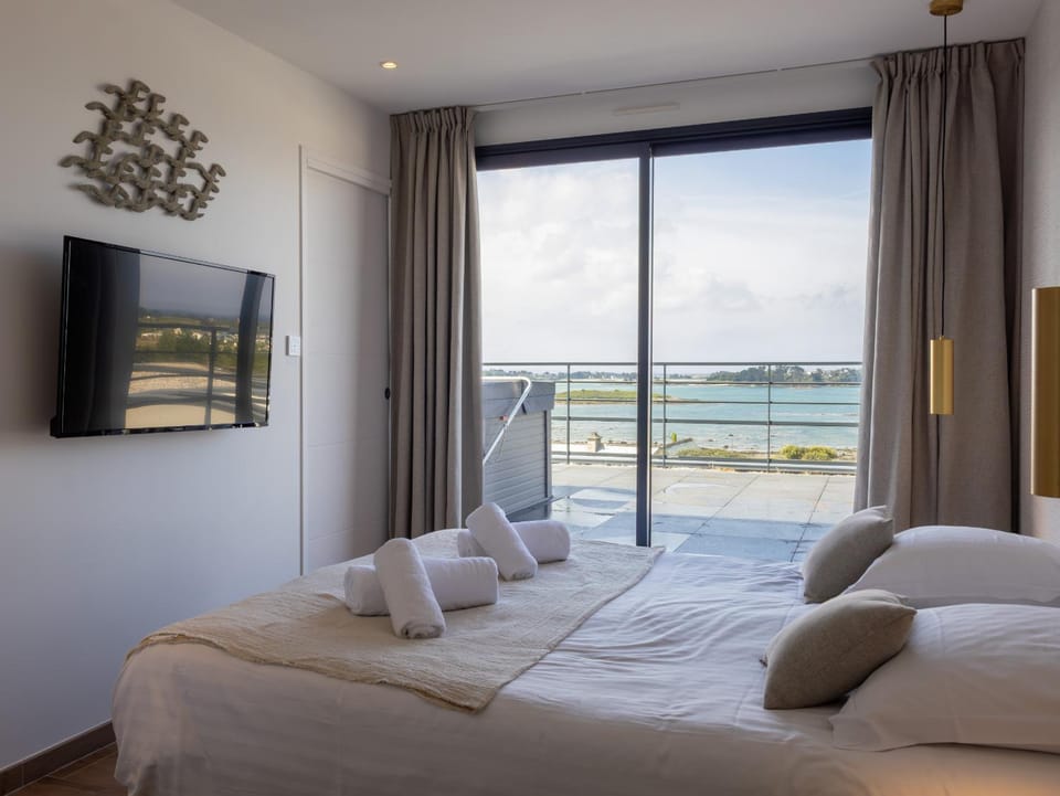 agapanthes, Facing the sea, indoor pool Villa in Trégastel