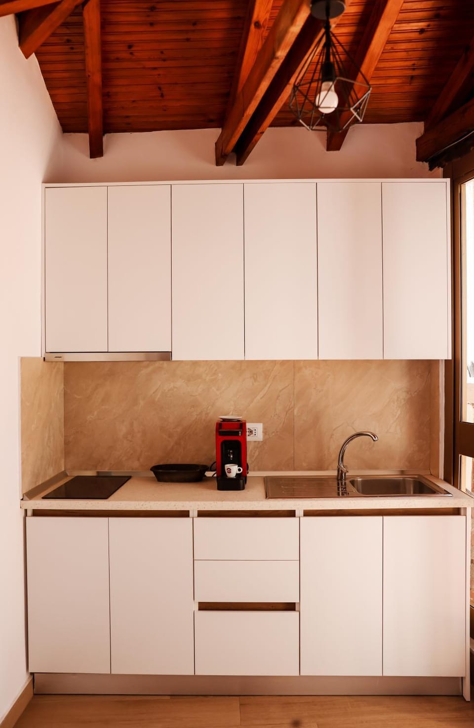 Coffee/tea facilities, Kitchen or kitchenette, Kitchen or kitchenette, Dining area, minibar, stove