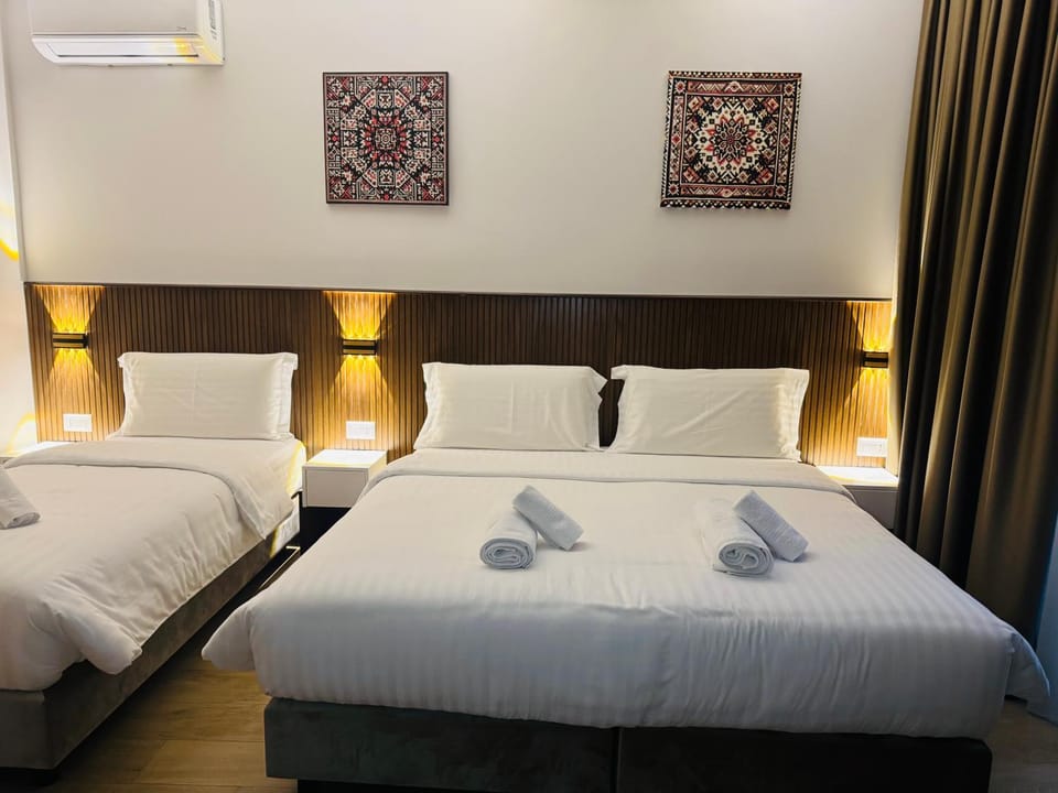 Bed, Photo of the whole room, towels, air conditioner