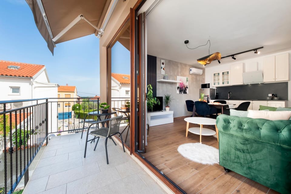View (from property/room), Balcony/Terrace, Garden view