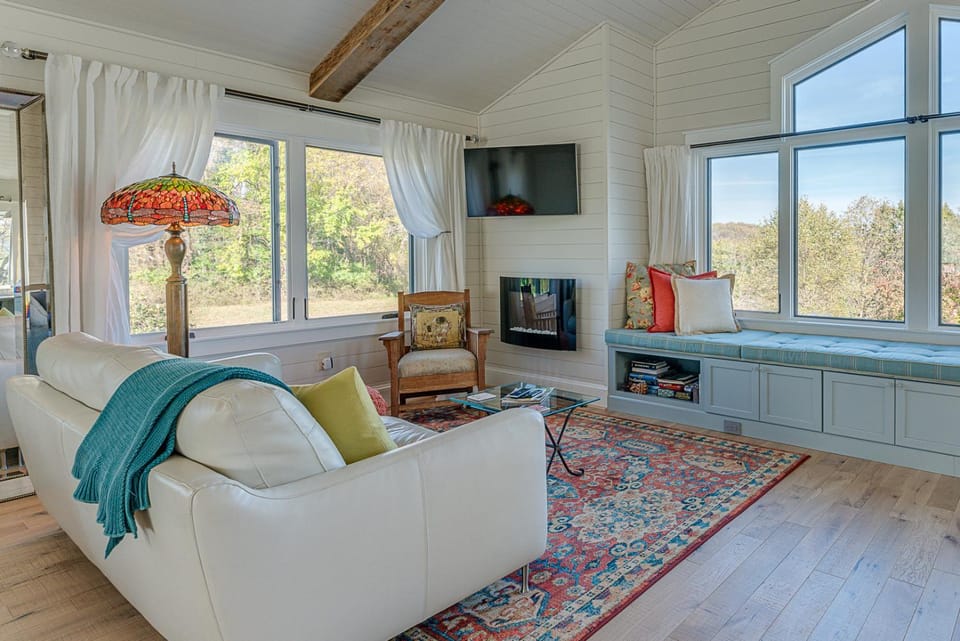 TV and multimedia, Living room, Seating area, fireplace