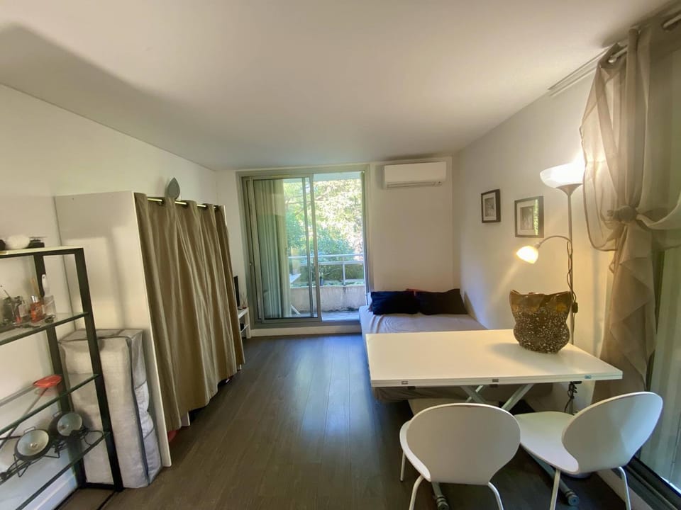 Bed, Living room