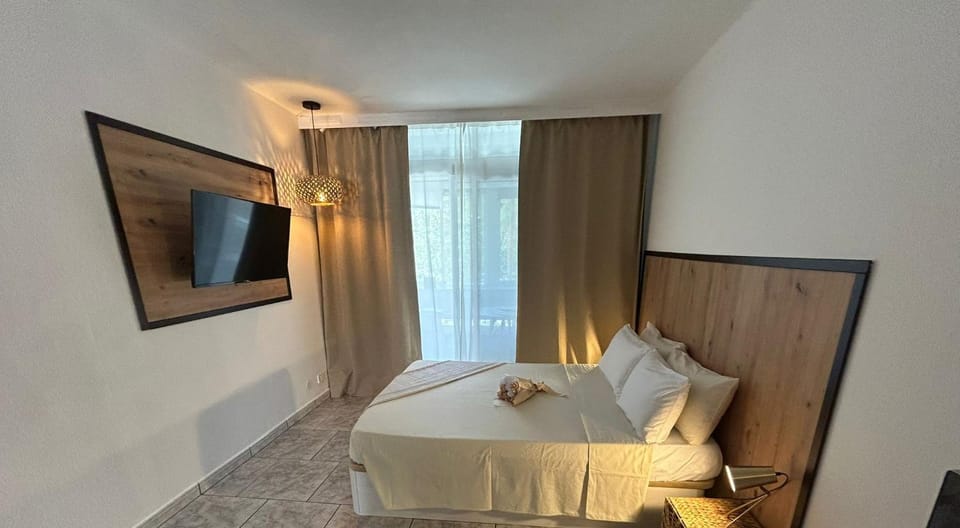 Bed, TV and multimedia, Photo of the whole room, Bedroom