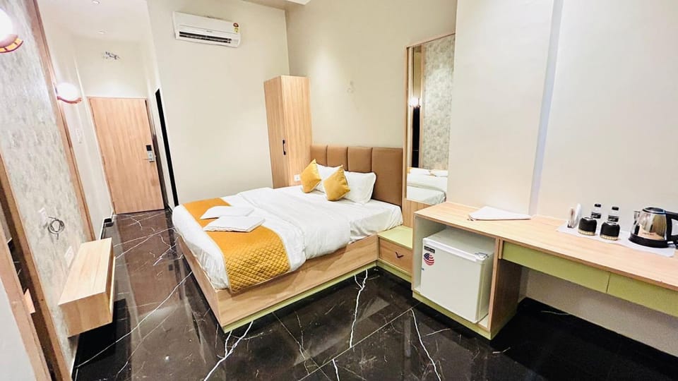 Bed, Coffee/tea facilities, Photo of the whole room, minibar, towels, air conditioner