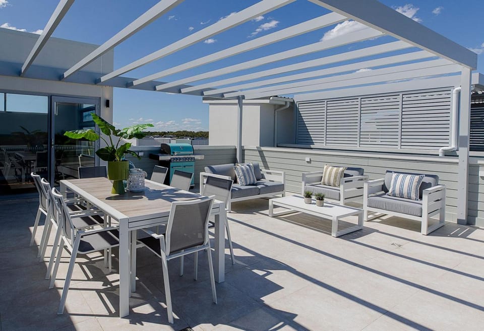 View (from property/room), Balcony/Terrace, Seating area, Dining area