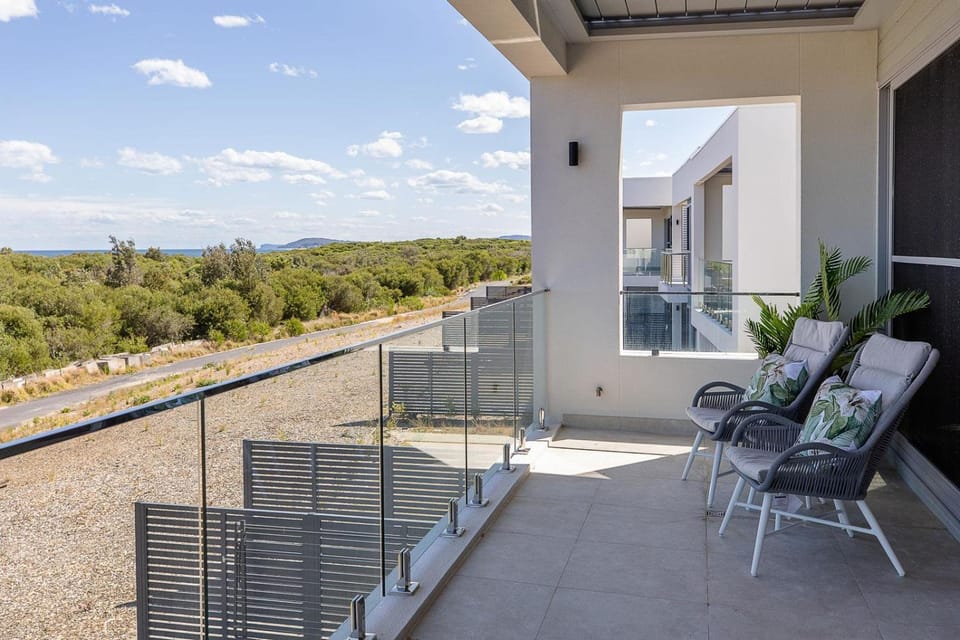Property building, Natural landscape, Balcony/Terrace
