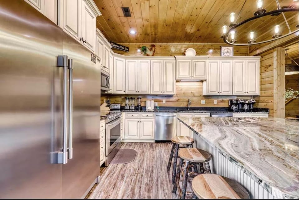 The Big Willow Retreat by Stony Brook Cabins Cabin in Gatlinburg