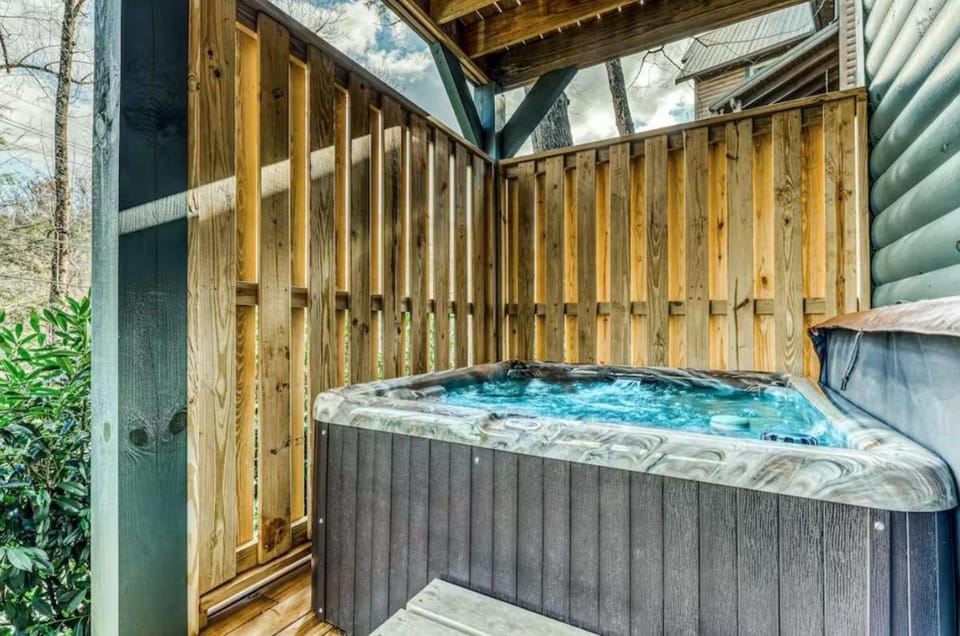 The Great Dogwood Manor by Stony Brook Cabins Cabin in Gatlinburg