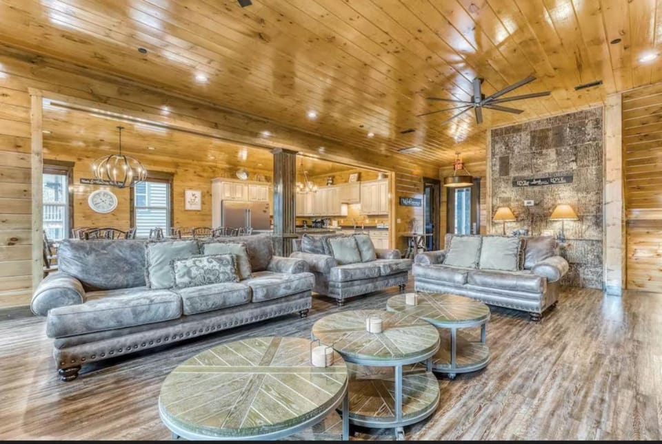 The Great Dogwood Manor by Stony Brook Cabins Cabin in Gatlinburg