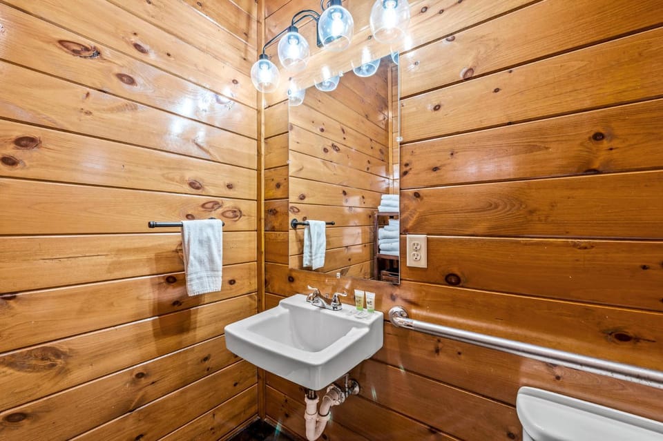 The Majestic Pine Retreat by Stony Brook Cabins Cabin in Gatlinburg