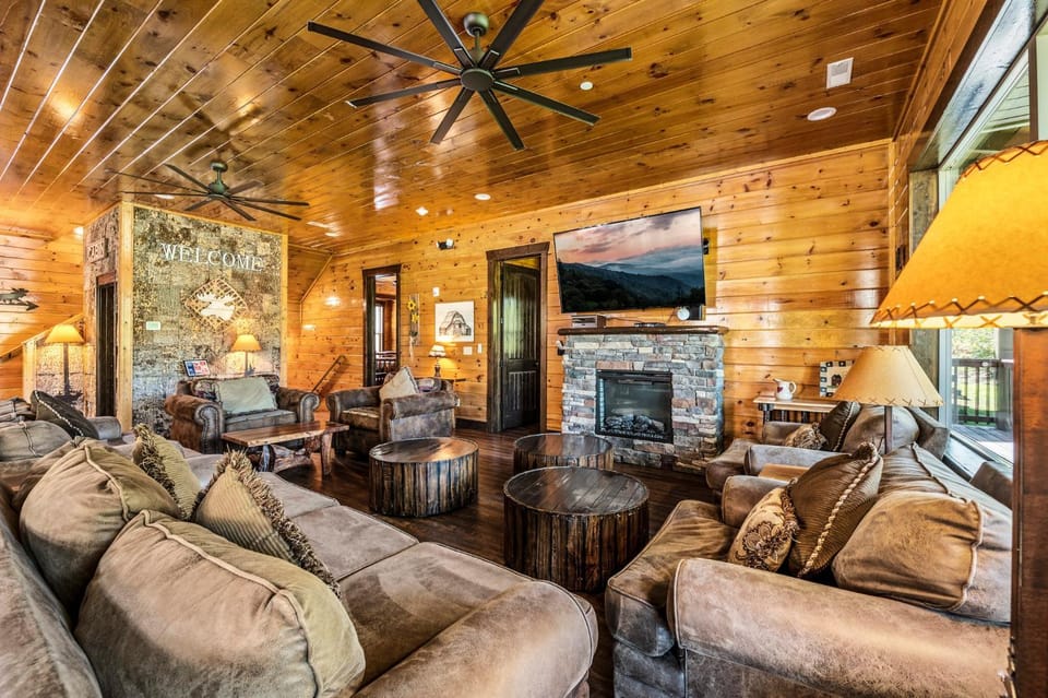 The Mighty Crabapple Manor by Stony Brook Cabins Cabin in Gatlinburg