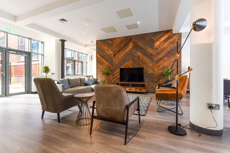 Communal lounge/ TV room, TV and multimedia, Living room, Seating area, Evening entertainment