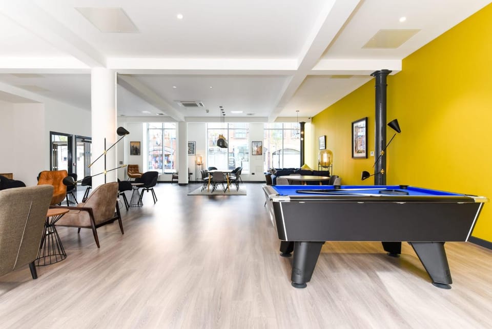 Billiard, Game Room