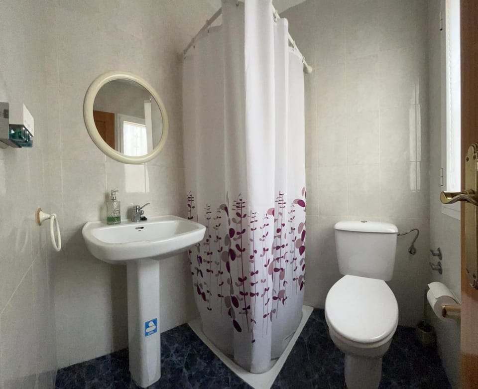Shower, Toilet, Bathroom, towels