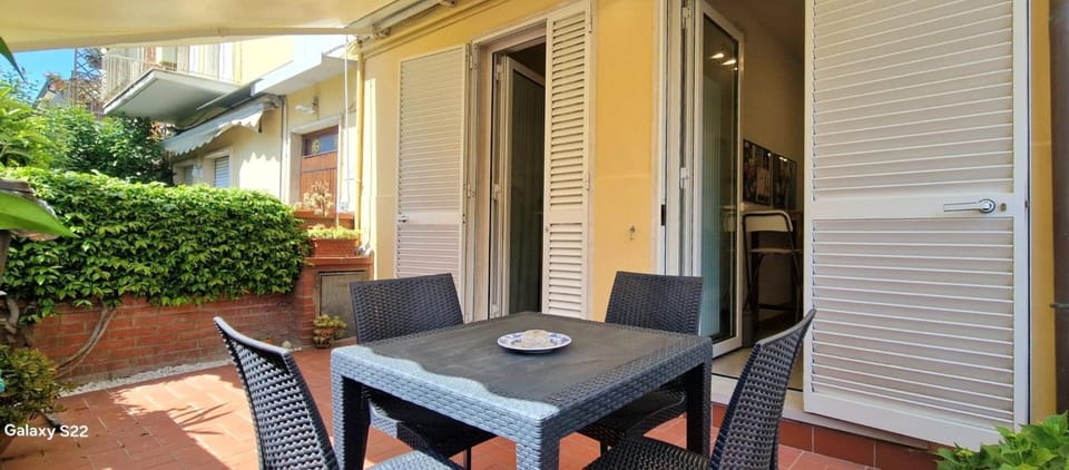 Property building, Garden, Dining area, Garden view, Lunch