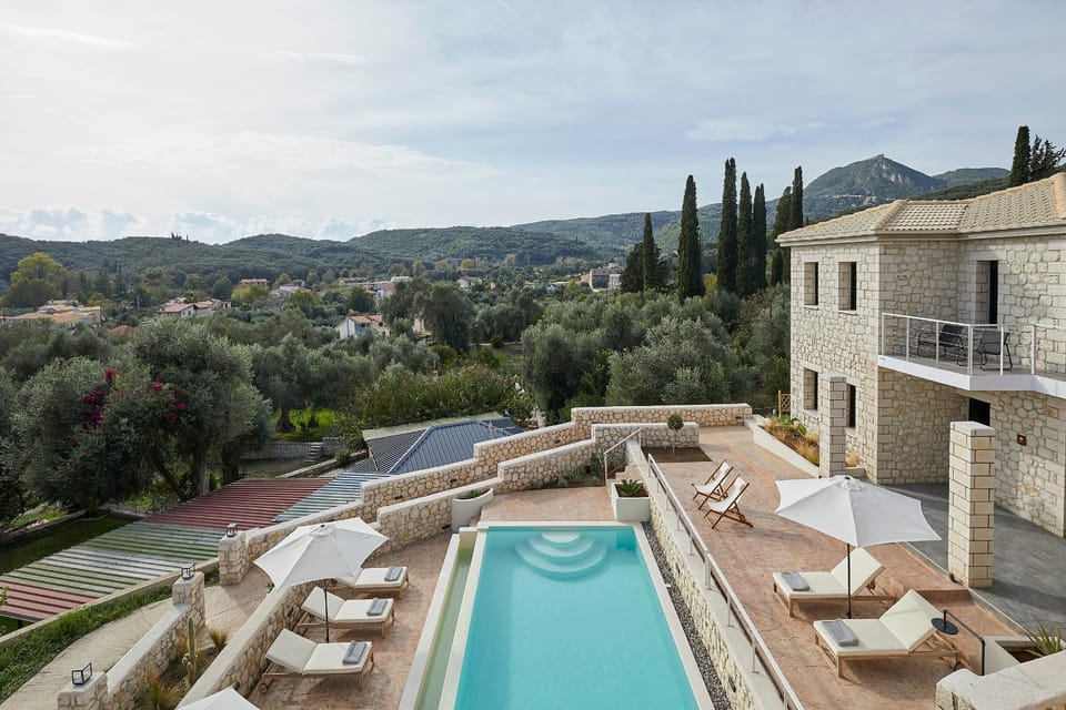 Property building, Balcony/Terrace, Mountain view, Pool view, Swimming pool, sunbed