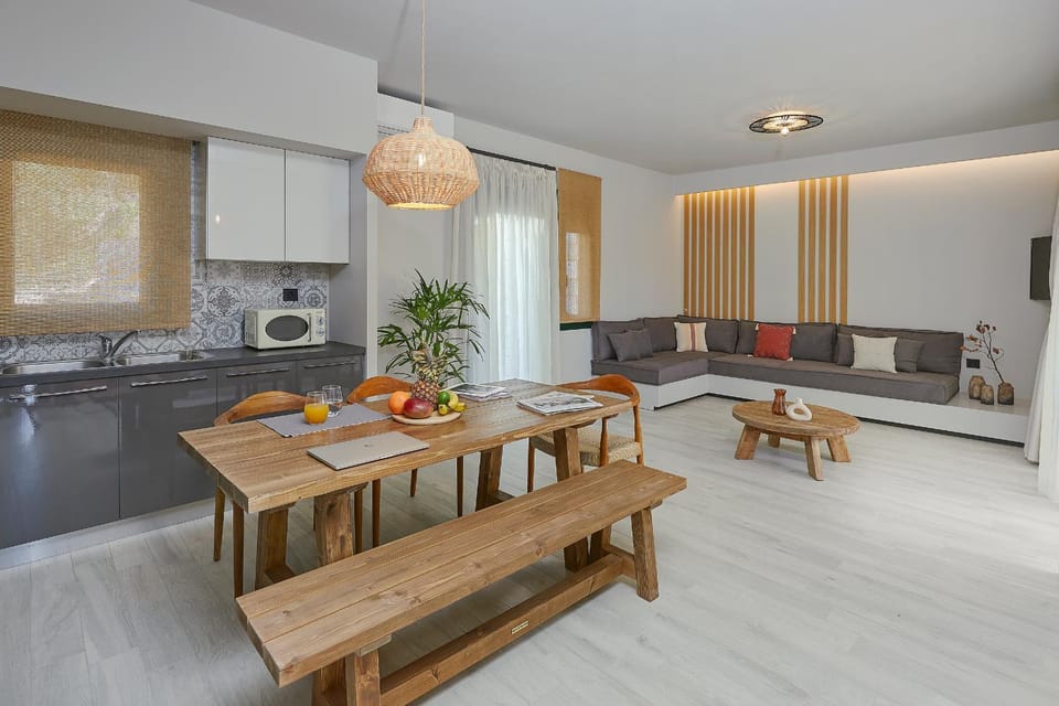 Kitchen or kitchenette, Living room, Seating area, Dining area