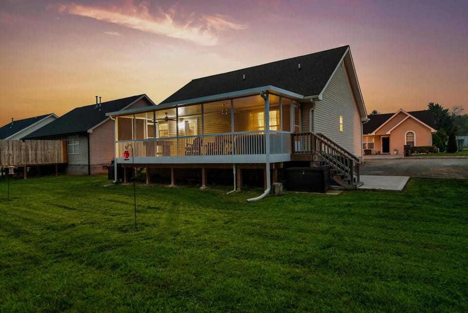 Creekside Cottage with a Hot Tub House in Pigeon Forge