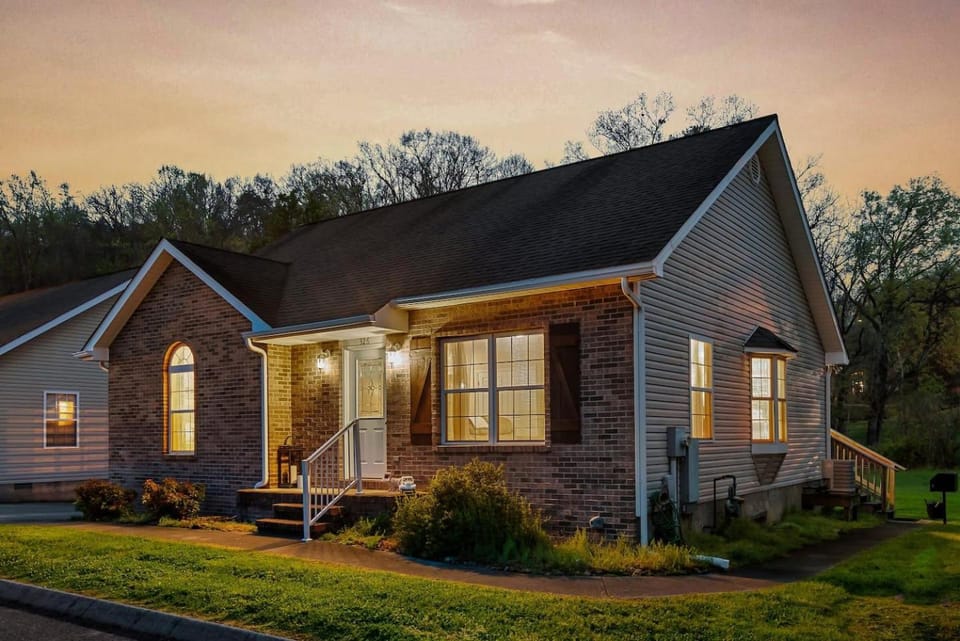 Creekside Cottage with a Hot Tub House in Pigeon Forge