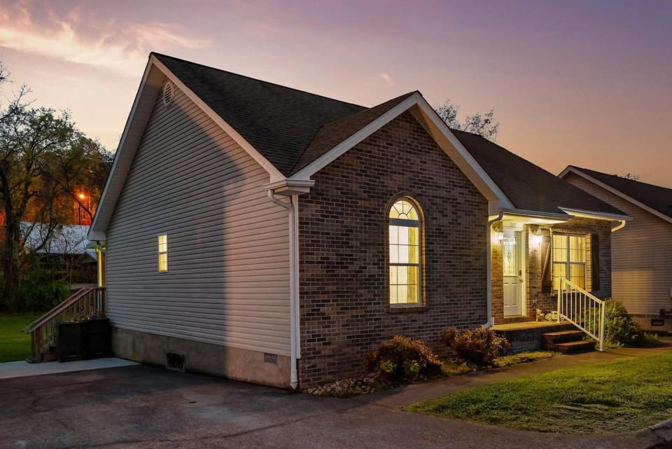 Creekside Cottage with a Hot Tub House in Pigeon Forge