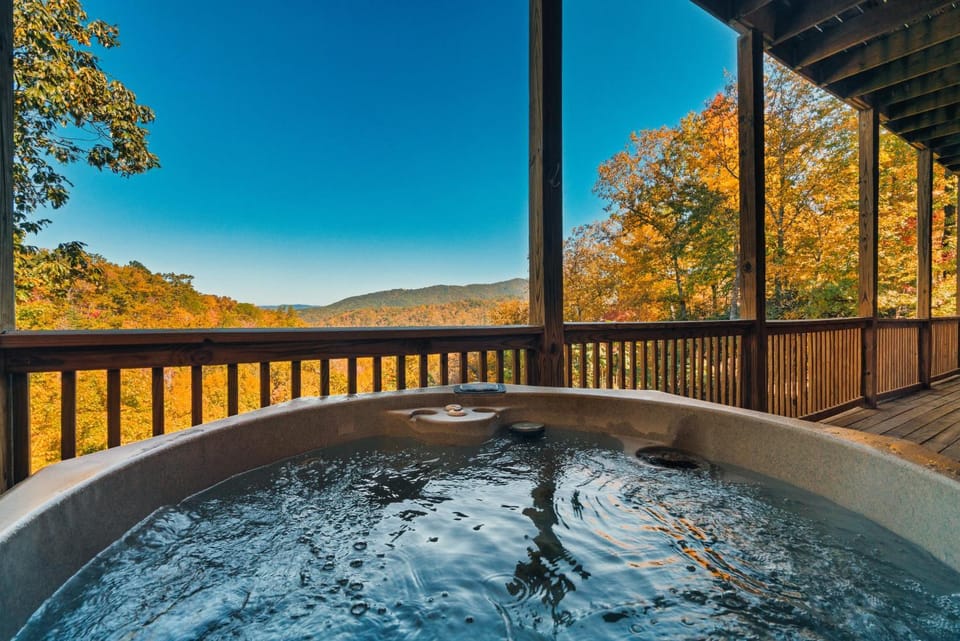 Top Mtn Views, HotTub, Games, 4 Suites, Pets House in Pittman Center