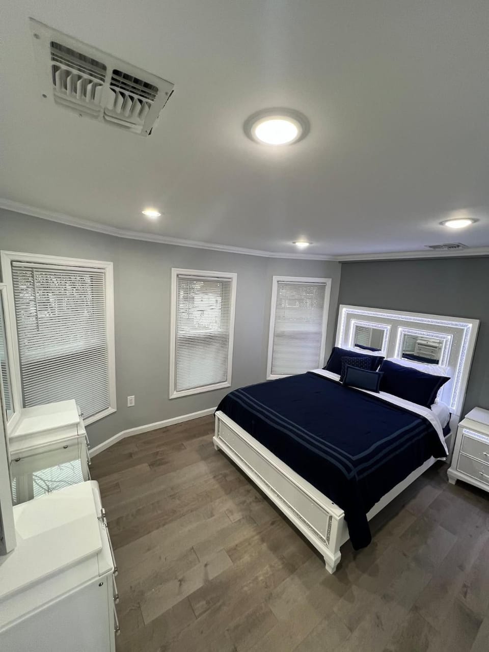 Huge Family House 12 miles from NYC4BathParking House in Belleville