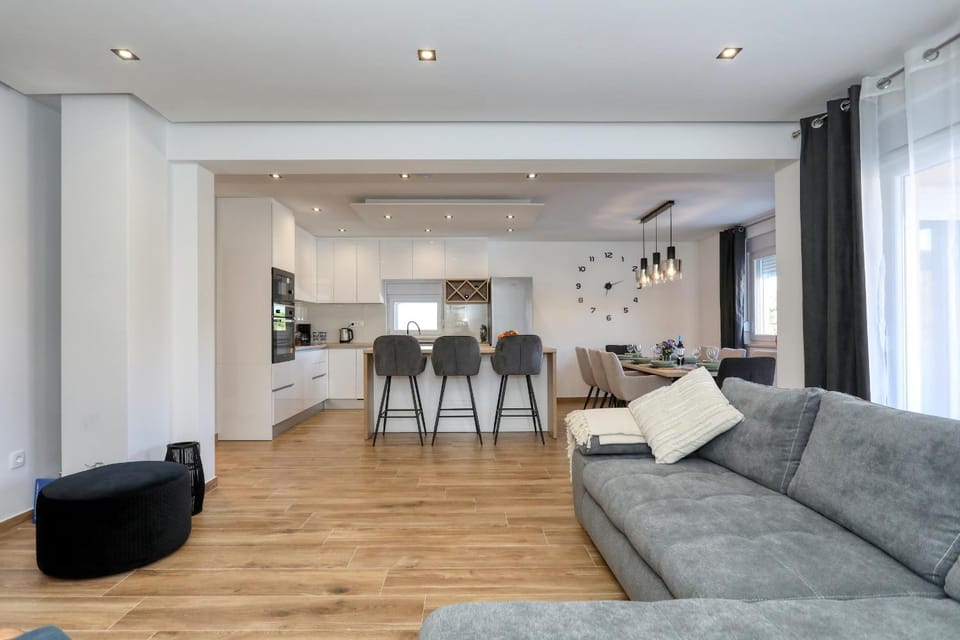 TV and multimedia, Kitchen or kitchenette, Living room, Seating area
