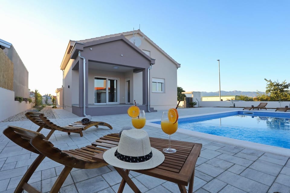 Property building, Patio, Day, Natural landscape, Pool view, Swimming pool, sunbed