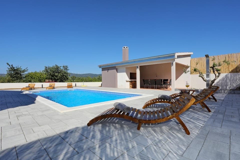 Property building, Patio, Day, Pool view, Swimming pool, sunbed