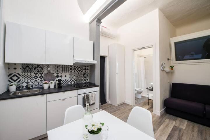 Kitchen or kitchenette, Seating area, Dining area, stove