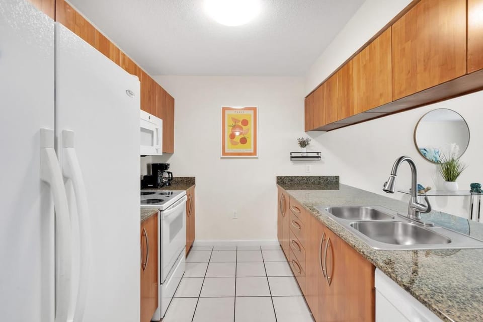 Brickell Key Gem: Stylish 1-Bed W/ Free Parking Apartment in Brickell