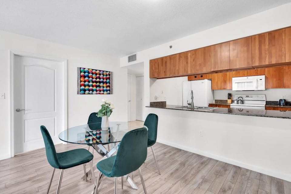 Brickell Key Gem: Stylish 1-Bed W/ Free Parking Apartment in Brickell
