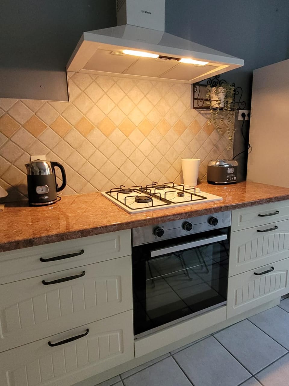 Coffee/tea facilities, Kitchen or kitchenette, dishwasher, microwave, pet friendly, stove, toaster