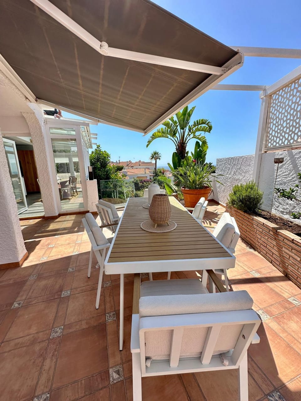Property building, Balcony/Terrace, Living room