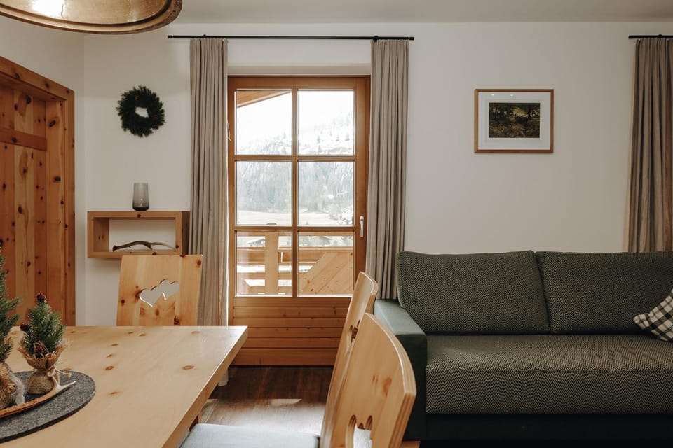 Seating area, Dining area, kitchen